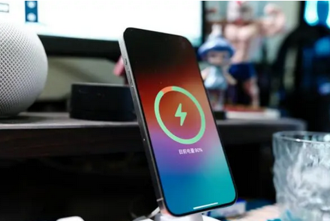 合阳苹果15换屏服务分享用什么充电器给iPhone15充电更好 